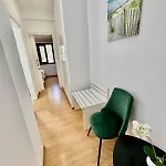 Quiet Cozy Maisonette Just 300m From 아파트