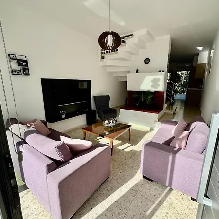 Quiet Cozy Maisonette Just 300m From *