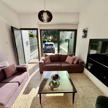Quiet Cozy Maisonette Just 300m From 아파트